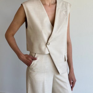 Asymmetrische Elfenbeinweste. Beige Weste. Weste für Frauen. Weste. Weiße Weste.