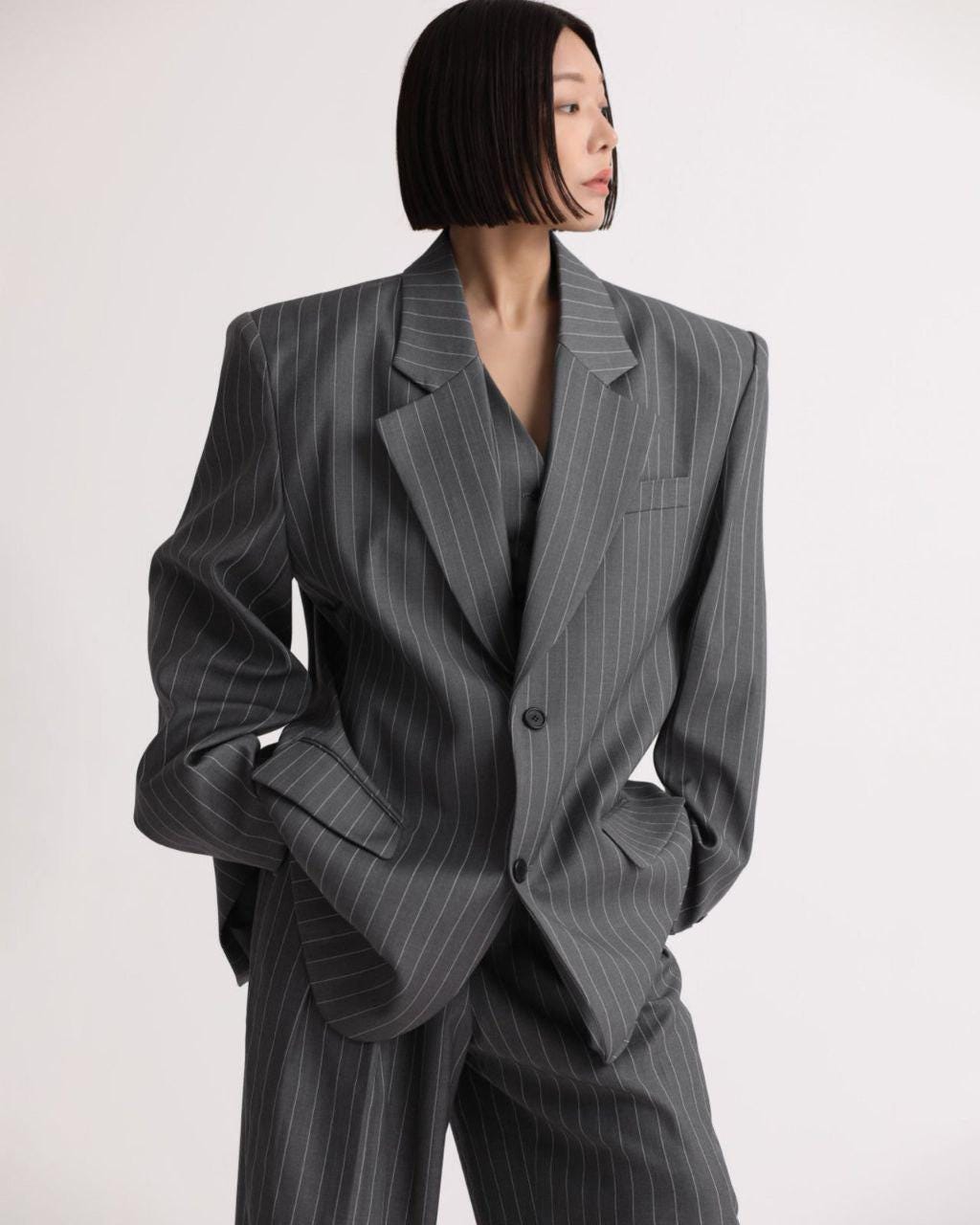 ピンストライプオーバーサイズブレザー：グレーレディーススーツ