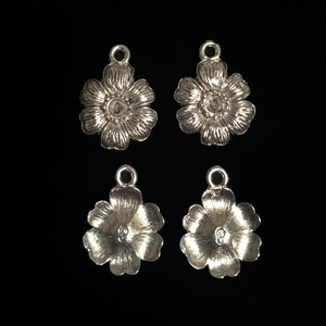 4 Silver Poppy Charms (qb213)