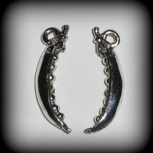 4 Pea Pod Pewter Charms - Sweet Pea Charms - Vegetable Charms - Lead Free Charms (wu6c318s)