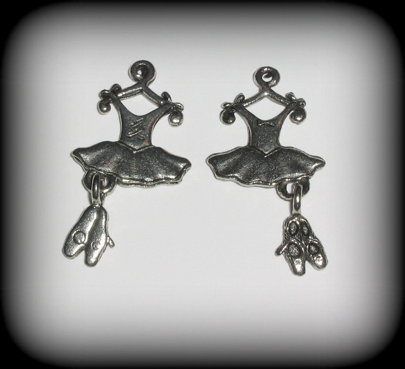 8 silver pewter ballet shoe charms (qb41) - new charm