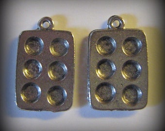 4 Silver Pewter Muffin Tin Charms (qb61)