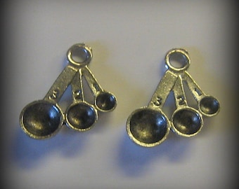 4 Silver Pewter Measuring Spoon Charms (qb79)