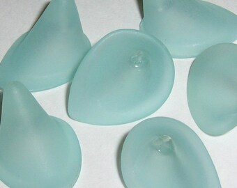 Hand Dyed 26mm Aqua Lucite Calla Lily Flowers (cllf15)