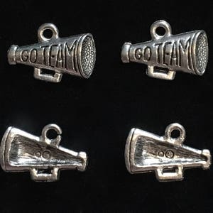 4 plata estaño megáfono encantos, encantos de Cheerleader, encantos de deportes (qb123)