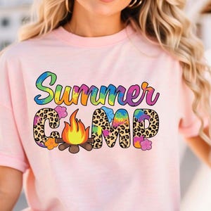 カラフルなサマーキャンプシャツのデザイン | ヒョウ柄キャンプファイヤーグラフィック | 女の子、ティーン、家族旅行にぴったりのかわいいキャンプスウェットシャツ
