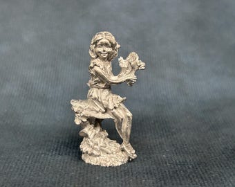 ペルトロの女性と束（イタリア）台座付きピューター像、新品同様