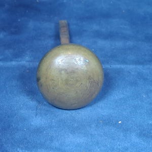 Antiker oder Vintage-Türknauf aus Messing, rund, mit angebrachter Spindel