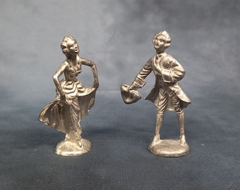 Statuette di dame e gentiluomini in corteggiamento, figure in miniatura in peltro