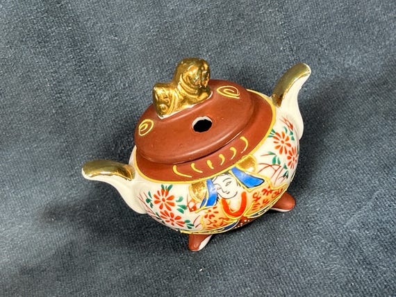 赤色金色装飾の陶器急須