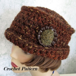 Puede incluir: Un gorro de punto de color marrón y dorado con un botón marrón. El gorro tiene un ala ancha y lo lleva puesto una persona con el pelo castaño. El texto "Crochet Pattern" es visible en la parte inferior de la imagen.