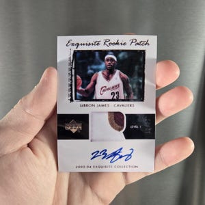 Magnet oder Aufkleber NBA Logoman Autogramm Aufnäher Rookies Lebron James, Steph Curry & mehr, Selbstgemachte NICHT ECHTE Karte ideal für Geschenke und Präsente