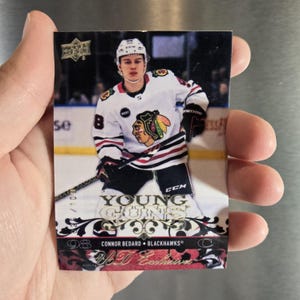 Aimant ou autocollant Connor Bedard Gold Outburst Young Guns Rookies, carte à collectionner LNH PAS REELLE