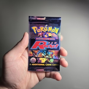 Pack de boosters d'aimants ou d'autocollants Pokémon Art 1ère édition Team Rocket et Neo Genesis fait maison PAS DE VRAIS Pokémon, idéal pour les cadeaux et les cadeaux