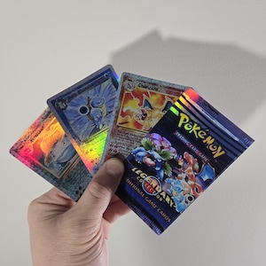 Aimant ou carte autocollante Pokémon Charizards, Pack de boosters légendaire de la collection, Pack Pokémon fait maison, PAS DE VRAIS, idéal pour des cadeaux et des cadeaux