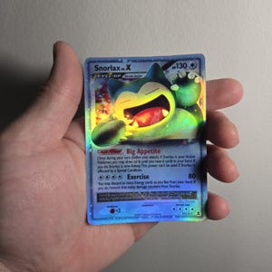 Aimant ou autocollant holo inversé Pokemon Ronflex, carte Pokémon faite maison, PAS RÉELLE, idéale pour les cadeaux et les cadeaux