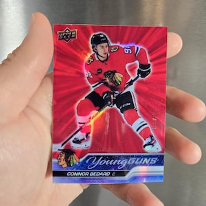 Aimant ou autocollant Connor Bedard Red Outburst Young Guns Rookies, carte à collectionner LNH PAS REELLE
