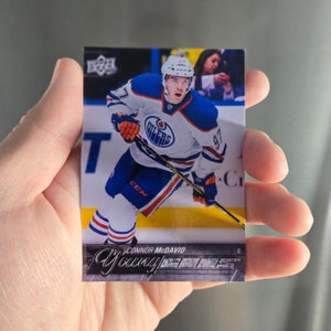 Aimant ou autocollant Connor Bedard, Connor McDavid, Sidney Crosby, Alexander Ovechkin Young Guns Rookie, carte à collectionner de la LNH PAS RÉELLE faite maison