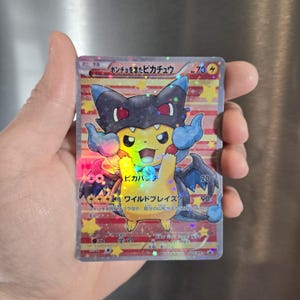 Imán o pegatina de Pokémon Battle Festa Pikachu, Mario Pikachu, Poncho Charizard, tarjeta de Pokémon NO REAL casera ideal para regalos y obsequios
