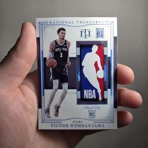 Imán o pegatina NBA Logoman Parche de autógrafos Novatos Victor Wembanyama, Lebron y más, Tarjeta casera NO REAL ideal para regalos y obsequios