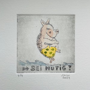 Könnte beinhalten: Eine Aquarellillustration eines Schweins, das einen gelben und grünen gepunkteten Badeanzug trägt und aus dem Wasser springt. Der Text "SEI MUTIG!" steht unter dem Schwein. Die Nummer "4/14" befindet sich in der linken unteren Ecke und das Datum "2024" in der rechten unteren Ecke.