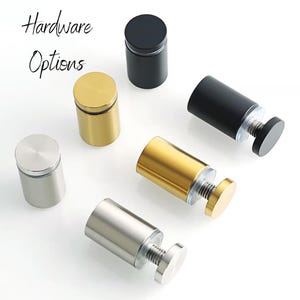 K&ouml;nnte beinhalten: Hardware-Optionen zum Montieren eines Regals oder einer Beschilderung. Die Optionen umfassen schwarze, goldene und silberne Metall-Abstandshalter.
