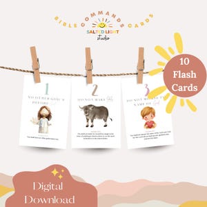 Puede incluir: Un conjunto de 10 tarjetas didácticas de los Mandamientos de la Biblia, descargables digitalmente. Las tarjetas se muestran en una cuerda con pinzas de madera. Cada tarjeta presenta un número, un mandamiento y una ilustración.
