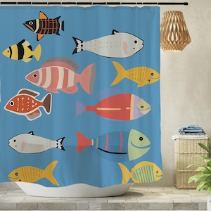 Puede incluir: Una cortina de ducha azul con un patrón de peces coloridos. Los peces son de varios colores, incluyendo rojo, naranja, amarillo, verde, azul y morado. Los peces son todos de diferentes formas y tamaños.