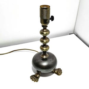 Lampe de table art déco en bronze : pieds de lion des années 1920