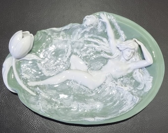 JUGEND Vide Poche Tablett mit der Darstellung einer Wasserkreatur und Seerosen Seladongrünweißkeramikporzellan frühe 1900er Jahre
