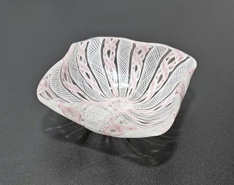 Murano Glas Schale Latticino Venezianische Glasschale Mid Century Glaskunst weiss und rosa Dekor Italien Vintage filigran