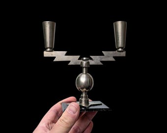 Art Deco Kerzenleuchter Blitz aus Metall 1930er Jahre Design kleiner Kerzenständer mit zwei Armen antik