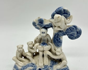 Japanese Early Meiji Period Rare Hirado Blue & White Figure of Monkey Group - Japonisme