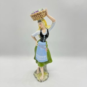 Vintage Vista Alegre Portugal Porcelain Figurine – Douro Litoral Lady with Basket (1947–1968)