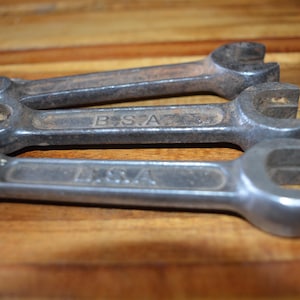 Juego de herramientas para motocicleta BSA vintage, juego de tres llaves inglesas (década de 1940 a 1960) - Ideal para amantes de la mecánica - Estante de exhibición para cuevas masculinas