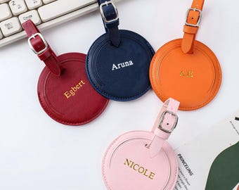 Personlig rund bagageetikett, anpassad reseetikett i veganskt läder, bagageetikett med monogram, resepresent till henne