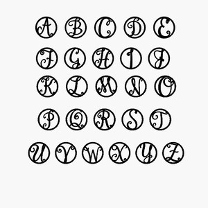 K&ouml;nnte beinhalten: Eine Sammlung von sechsundzwanzig schwarzen kreisf&ouml;rmigen Ornamenten, die jeweils einen Gro&szlig;buchstaben des Alphabets von A bis Z in einer dekorativen Schreibschrift zeigen. Die Buchstaben sind in d&uuml;nnen schwarzen Kreisen zentriert.