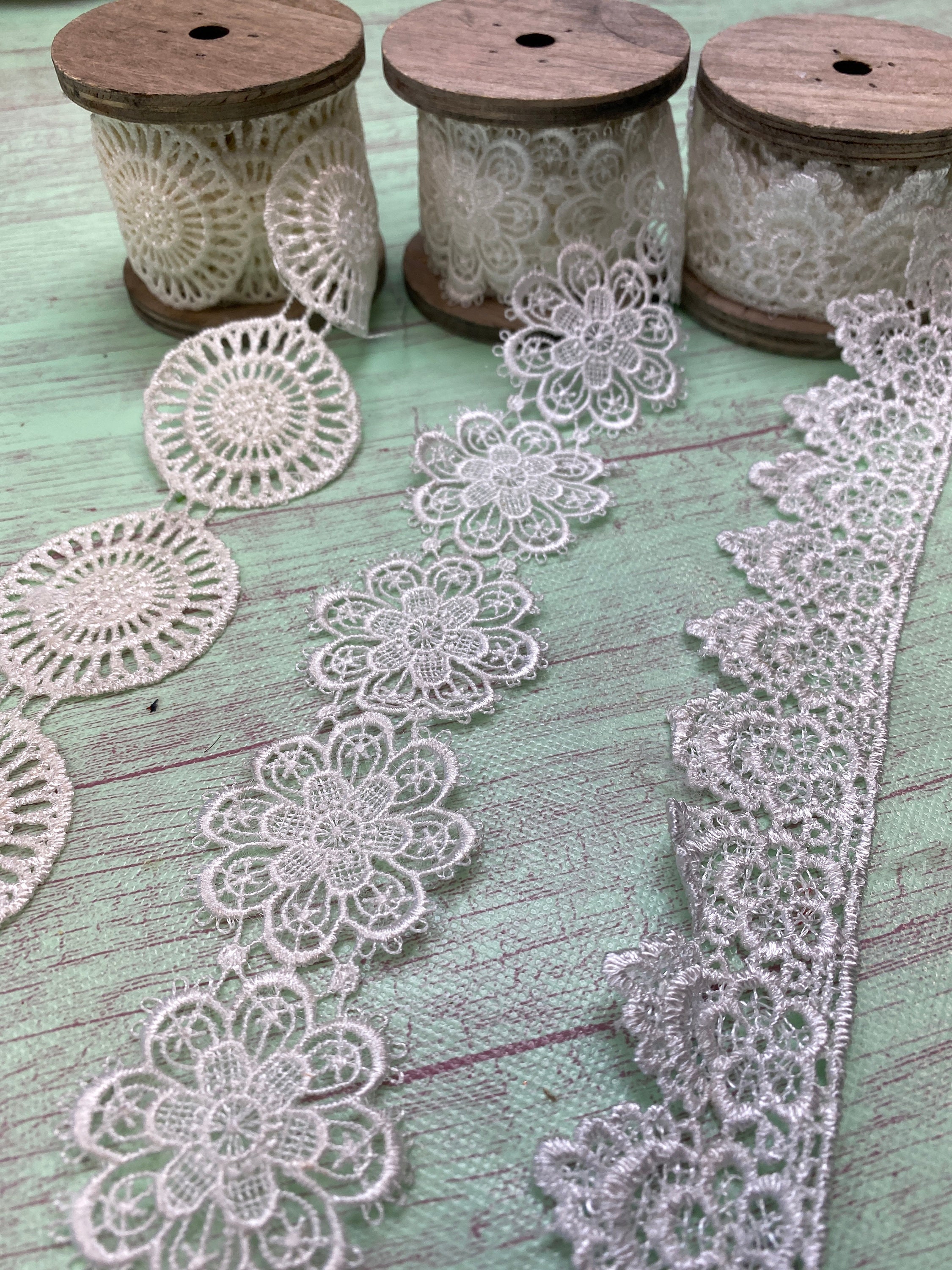 1-Meter Green & White Beautiful Floral Dense Embroidered Pattern Lace Vintage Style Ribbon Trimming Bridal Wedding Scalloped Edge 64mm Wide M3691 