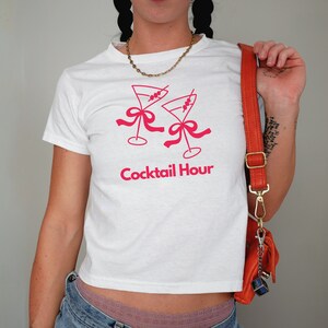 T-shirt bébé Martini Cocktail Hour, t-shirt cocktail, t-shirt vintage, t-shirt bébé graphique, t-shirt bébé mignon, t-shirt bébé tendance, t-shirt ajusté des années 90, t-shirt de l'an 2000