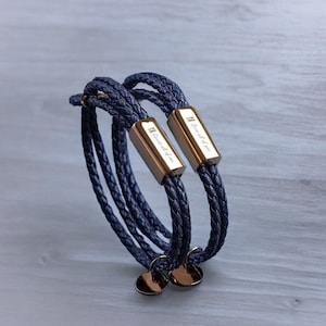 Pulsera de cuero grabada personalizada, pulsera tejida a juego con números romanos y letras iniciales con nombres dobles personalizados