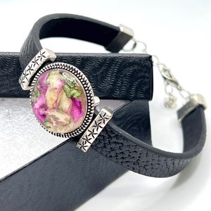 Lederarmband mit IHREN getrockneten Blütenblättern in Harz, Beerdigung Blumen, Hochzeitsblumen, Blütenblatt Schmuck, Geschenk für Verlust