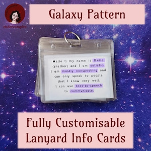 Könnte beinhalten: Transparente Kunststoff-Lanyard-Infokarten mit einem silbernen Ring, gestapelt vor einem lila Galaxiehintergrund. Die Karten haben den Text: "Hallo :) mein Name ist Della (sie/ihr) und ich bin autistisch."