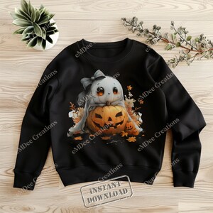 Pode incluir: Uma camisa de frio preta com uma estampa gr&aacute;fica de um fantasma de desenho animado usando um la&ccedil;o e segurando uma ab&oacute;bora talhada. O fantasma tem olhos grandes e uma express&atilde;o fofa. O fundo &eacute; uma cena de floresta escura com folhas e galhos.