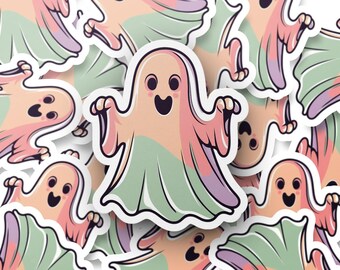 Op de afbeelding: Een verzameling kleurrijke spookstickers. Elke sticker toont een vriendelijk spook met een perzikkleurig lichaam, een groene cape en een lachend gezicht. De geesten hebben zwarte contouren en staan tegen een witte achtergrond.
