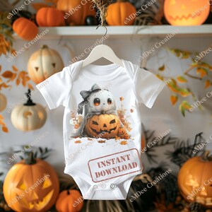 Pode incluir: Macac&atilde;o branco para beb&ecirc; com uma ilustra&ccedil;&atilde;o fofa de um fantasma segurando uma ab&oacute;bora talhada. O fantasma tem um la&ccedil;o e olhos grandes. O macac&atilde;o tem as palavras "INSTANT DOWNLOAD" em um carimbo vermelho.