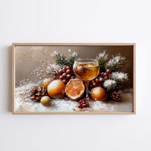 Puede incluir: Pintura enmarcada que representa una naturaleza muerta festiva. Una copa de vino llena de líquido ámbar se encuentra entre naranjas, piñas y bayas rojas. La escena se acentúa con ramas de hoja perenne nevadas, creando un tema de vacaciones de invierno.