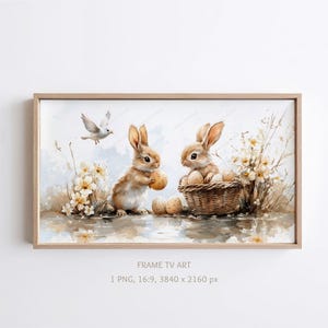 Könnte beinhalten: Zwei braune Kaninchen mit weißem Fell auf der Brust halten Ostereier. Die Kaninchen sitzen vor einem Korb mit Eiern und ein weißer Vogel fliegt über ihnen. Der Hintergrund ist ein Aquarellbild von Blumen und Blättern.