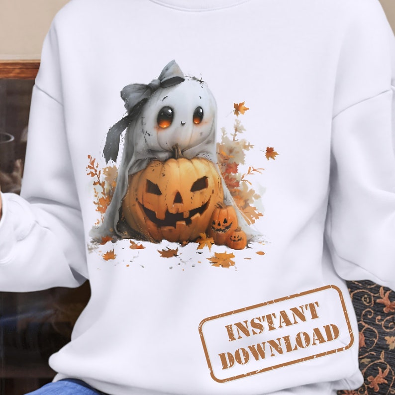 Pode incluir: Um fantasma branco com um la&ccedil;o azul senta-se em cima de uma ab&oacute;bora laranja grande com uma cara de jack-o'-lantern. H&aacute; duas ab&oacute;boras menores no fundo. A imagem tem um efeito de aquarela e est&aacute; sobre um fundo branco.