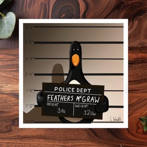 Puede incluir: Ilustración de dibujos animados de un pingüino en una rueda de reconocimiento policial. El pingüino, llamado Feathers McGraw, sostiene un letrero con su altura de 91 cm y un peso de 5,4 kg. El fondo presenta marcadores de altura.