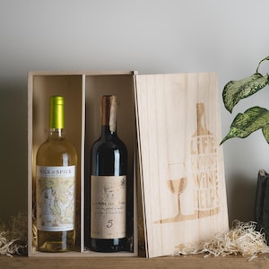 Personalisierte Weinkiste für 2 Flaschen - Benutzerdefinierte Geschenkbox aus Holz für Urlaubsweinliebhaber, Geschenk für Paare, Verlobungsgeschenk